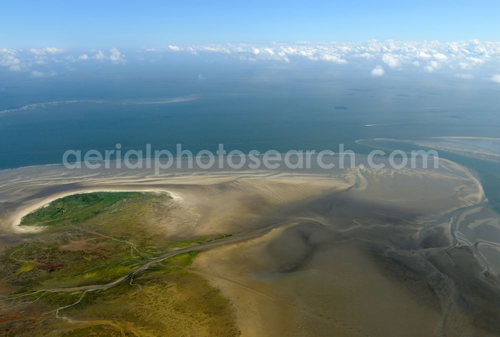 Nigehörn from the bird's eye view: North Sea coastal region of the conservation reserve and bird sanctuary - island in Nigehoern in state of Hamburg