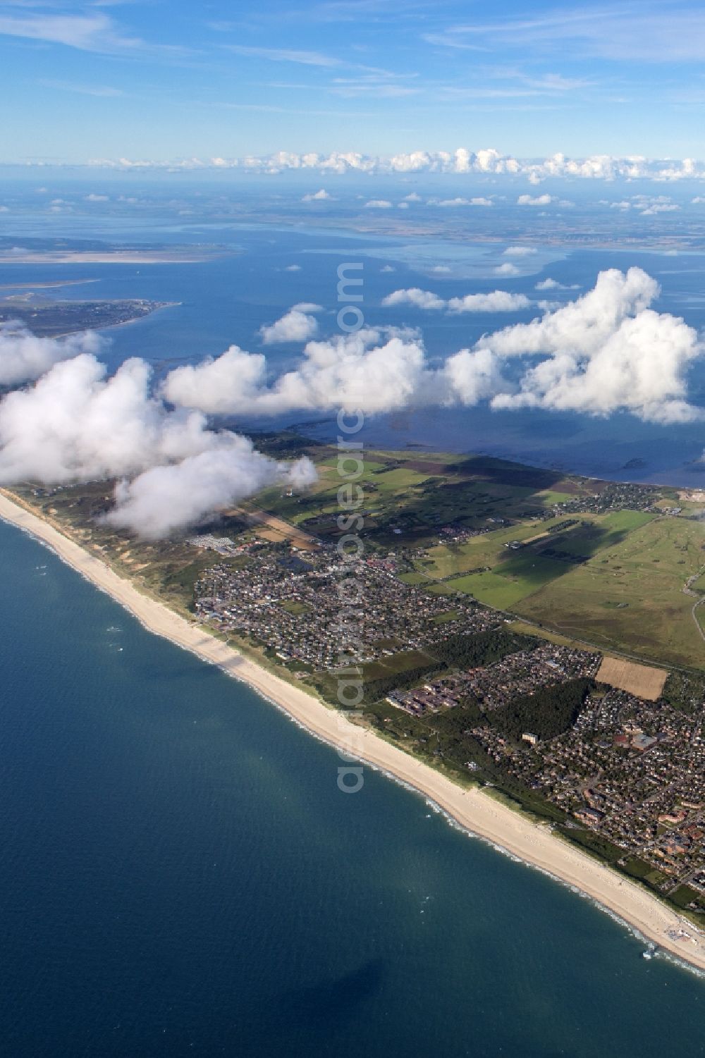 Wenningstedt (Sylt) from the bird's eye view: Coastal area of the North Sea - Island in Wenningstedt (Sylt) in the state Schleswig-Holstein