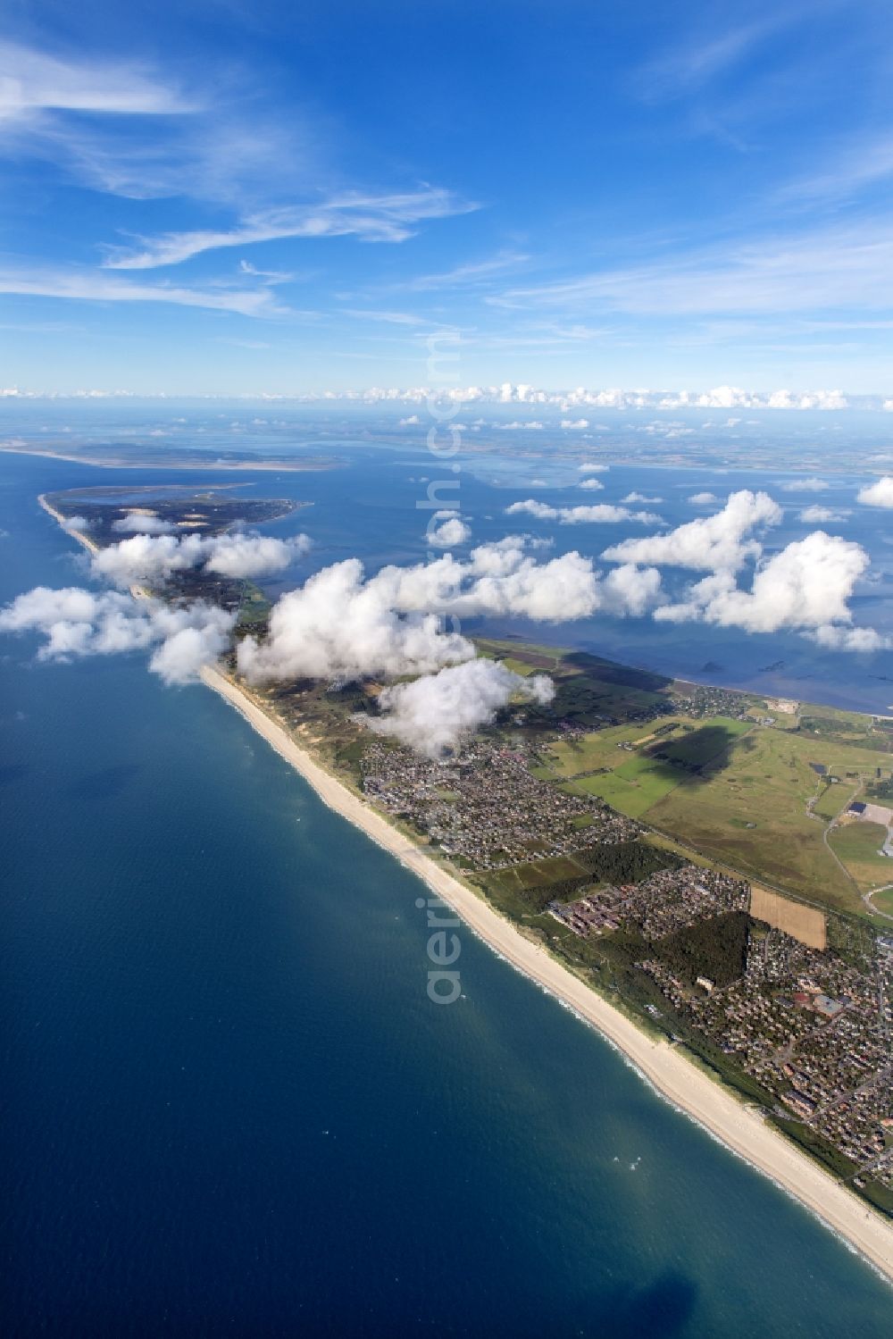 Wenningstedt (Sylt) from the bird's eye view: Coastal area of the North Sea - Island in Wenningstedt (Sylt) in the state Schleswig-Holstein