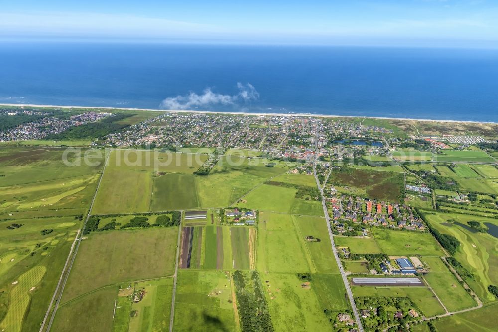 Wenningstedt-Braderup (Sylt) from above - Coastal area of the North Sea - Island in Wenningstedt (Sylt) in the state Schleswig-Holstein