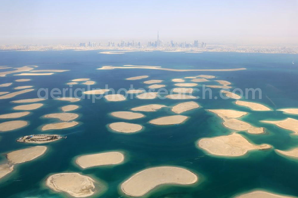 Dubai from the bird's eye view: Persian Gulf coastal area of the The World Welt - Island in the district The World Islands in Dubai in United Arab Emirates