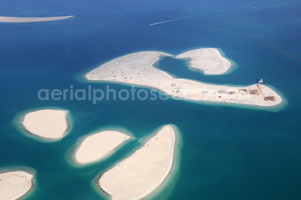 Dubai from the bird's eye view: Persian Gulf coastal area of the The World Welt - Island in the district The World Islands in Dubai in United Arab Emirates