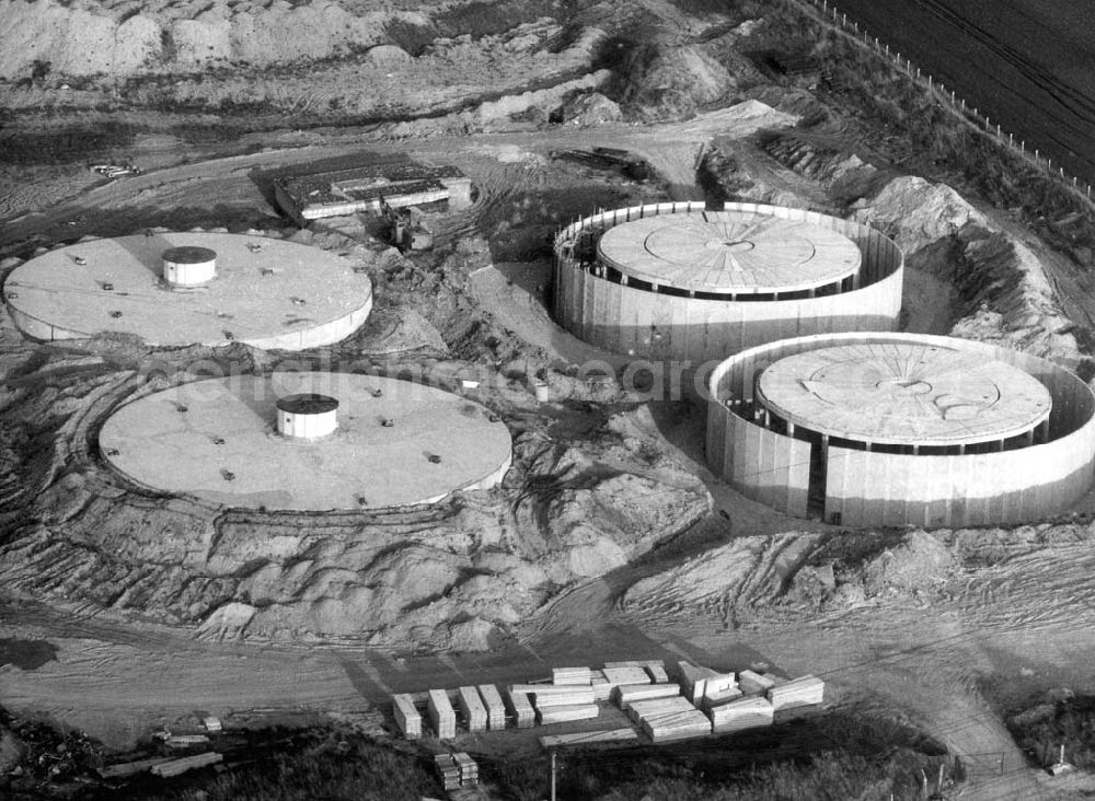 Ottersleben from above - 5000 Kubikmeter fassende Vorratsbehälter bei Ottersleben (Sachsen-Anhalt) für eine bessere Regulierung im städtischen Wasserleitungssystem 11.05.1992