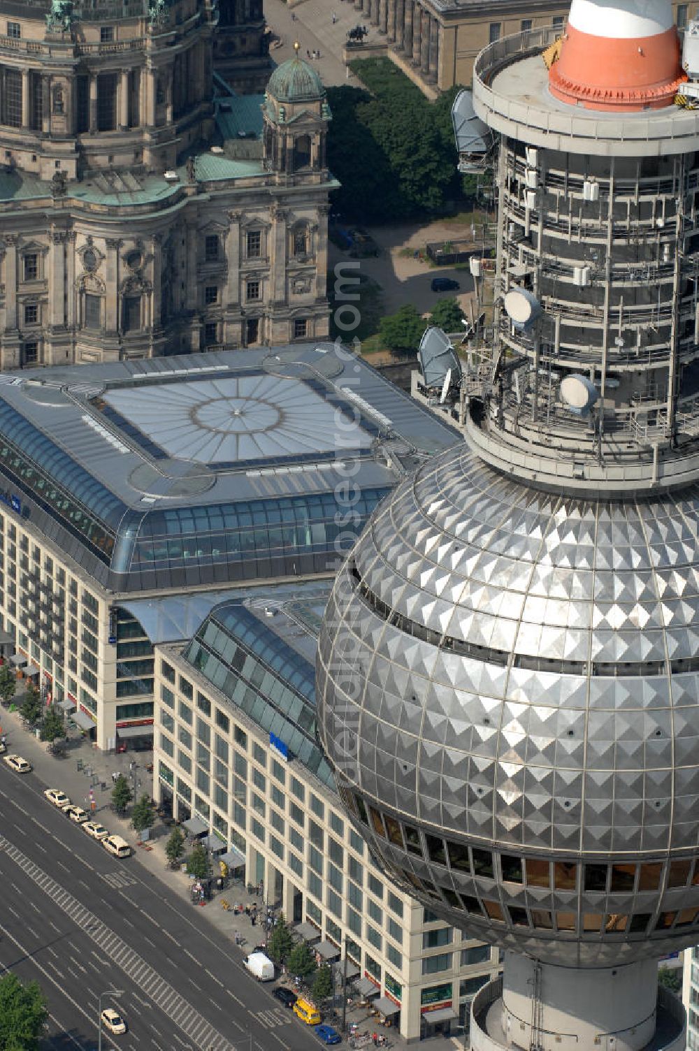 Aerial image Berlin - Blick auf die Kugel des Berliner Fernsehturm in Mitte, dem Wahrzeichen der Touristenmetropole Deutschlands. View of the ball of the Berlin TV tower in the middle, the symbol of the tourist metropolis of Germany.