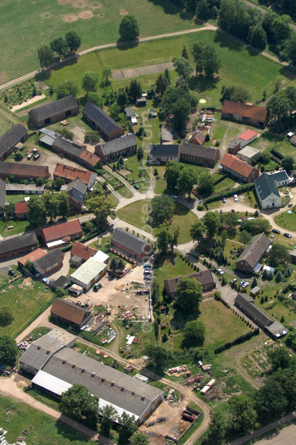 Aerial photograph Kuhblank - Blick auf das Dorf Kuhblank, das ein Ortsteil der Gemeinde Breese im brandenburgischen Landkreis Prignitz ist. Kuhblank wurde als Rundling angelegt und hat nur eine Straße, die in das Dorf hinein- und herausführt.