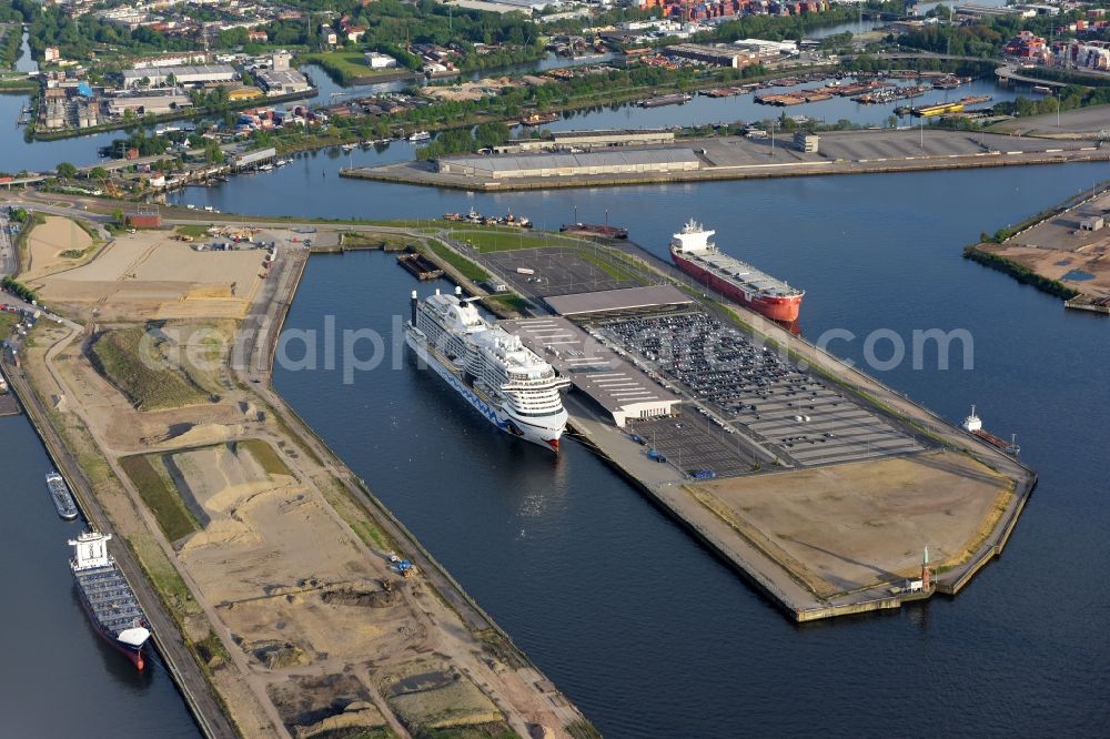 Aerial photograph Hamburg - Kuhwerder and cruise Terminal in Hamburg-Mitte / Steinwerder. A project of the Hamburg Port Authority HPA