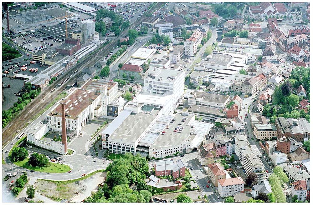 Aerial image Kulmbach - , Kulmbacher Brauerei Aktien-Gesellschaft Lichtenfelser Straße 9 95326 Kulmbach Tel.: +49 9221 / 705-0 1996 wurden die ehemals eigenständigen Brauereien Reichelbräu, Sandlerbräu, Mönchshof und EKU unter dem Dach der Kulmbacher Brauerei AG vereint. Heute führen wir die Premium-Marke Kulmbacher, die Traditionsmarke EKU, die Spezialitätenmarke Mönchshof sowie die Weißbiermarke Kapuziner als eigenständige Marken mit eigenständigen Rezepturen weiter. Fax.: +49 9221 / 705-292 info@kulmbacher.de