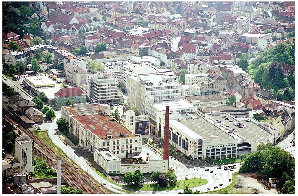 Kulmbach from above - , Kulmbacher Brauerei Aktien-Gesellschaft Lichtenfelser Straße 995326 KulmbachTel.: +49 9221 / 705-01996 wurden die ehemals eigenständigen Brauereien Reichelbräu, Sandlerbräu, Mönchshof und EKU unter dem Dach der Kulmbacher Brauerei AG vereint. Heute führen wir die Premium-Marke Kulmbacher, die Traditionsmarke EKU, die Spezialitätenmarke Mönchshof sowie die Weißbiermarke Kapuziner als eigenständige Marken mit eigenständigen Rezepturen weiter.Fax.: +49 9221 / 705-292