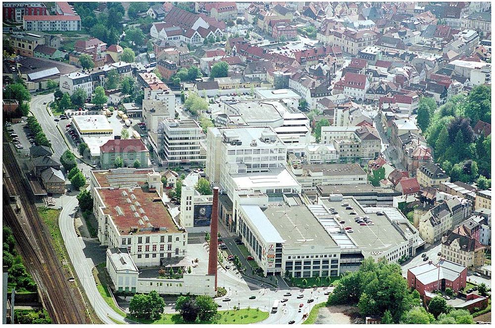 Kulmbach from the bird's eye view: , Kulmbacher Brauerei Aktien-Gesellschaft Lichtenfelser Straße 995326 KulmbachTel.: +49 9221 / 705-01996 wurden die ehemals eigenständigen Brauereien Reichelbräu, Sandlerbräu, Mönchshof und EKU unter dem Dach der Kulmbacher Brauerei AG vereint. Heute führen wir die Premium-Marke Kulmbacher, die Traditionsmarke EKU, die Spezialitätenmarke Mönchshof sowie die Weißbiermarke Kapuziner als eigenständige Marken mit eigenständigen Rezepturen weiter.Fax.: +49 9221 / 705-292