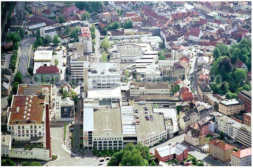 Aerial image Kulmbach - , Kulmbacher Brauerei Aktien-Gesellschaft Lichtenfelser Straße 995326 KulmbachTel.: +49 9221 / 705-01996 wurden die ehemals eigenständigen Brauereien Reichelbräu, Sandlerbräu, Mönchshof und EKU unter dem Dach der Kulmbacher Brauerei AG vereint. Heute führen wir die Premium-Marke Kulmbacher, die Traditionsmarke EKU, die Spezialitätenmarke Mönchshof sowie die Weißbiermarke Kapuziner als eigenständige Marken mit eigenständigen Rezepturen weiter.Fax.: +49 9221 / 705-292