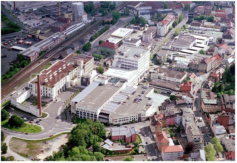 Aerial photograph Kulmbach - , Kulmbacher Brauerei Aktien-Gesellschaft Lichtenfelser Straße 995326 KulmbachTel.: +49 9221 / 705-01996 wurden die ehemals eigenständigen Brauereien Reichelbräu, Sandlerbräu, Mönchshof und EKU unter dem Dach der Kulmbacher Brauerei AG vereint. Heute führen wir die Premium-Marke Kulmbacher, die Traditionsmarke EKU, die Spezialitätenmarke Mönchshof sowie die Weißbiermarke Kapuziner als eigenständige Marken mit eigenständigen Rezepturen weiter.Fax.: +49 9221 / 705-292