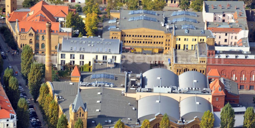 Berlin Prenzlauer Berg from above - Die Kulturbrauerei in Berlin. Die ehemalige Brauerei wurde in ein Kulturzentrum umgewandelt. Dort findet man ein Kino, verschiedene Veranstaltungsorte, wie das Kesselhaus und den Frannz Klub sowie diverse Probenräumer und vieles mehr. Sie liegt an der Schönhauser Allee. Kulturbrauerei Berlin evolved from a brewery to a cultural place. It contains a cinema, theatre, rehearsal rooms, and venues like the so called Kesselhaus or Frannz Klub and much more. It is situated near Schoenhauser Allee.