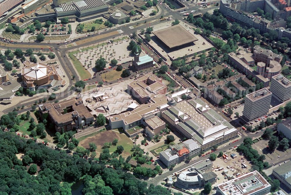 Aerial photograph Berlin - Designed by August Stuehler St. Matthew Church is the center of the Cultural Forum in Berlin-Mitte. To the common forecourt to rule the State Library, the Chamber Music Hall, the Philharmonic, the New National Gallery and the museums. The Cultural Forum is an important cultural center of the capital