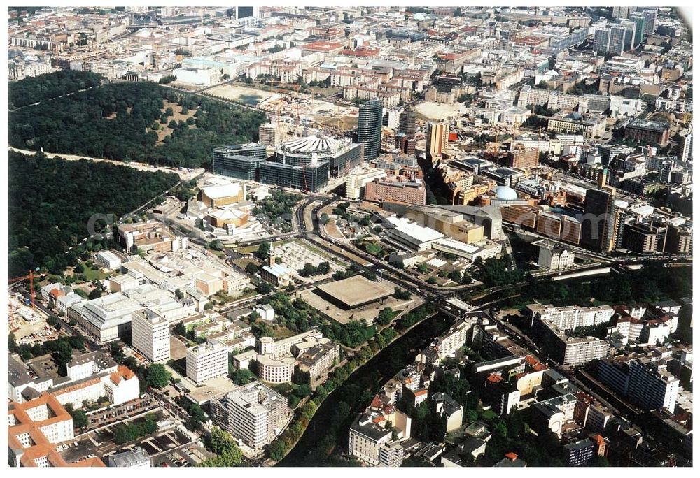 Berlin - Tiergarten from above - Kulturforum mit dem Musikinstrumentenmuseum,Kunstgewerbemuseum, Philharmonie,Staaliche Museen, St. Matthias Kirche, Staatsbibliothek, Neue Nationalgalerie und dem Wissenschaftszentrum (v.l.n.r.) in Berlin - Tiergarten.