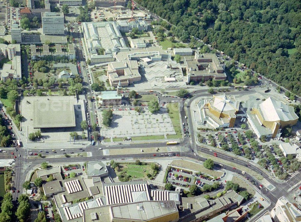 Aerial image Berlin - Tiergarten - Kulturforum mit dem Musikinstrumentenmuseum,Kunstgewerbemuseum, Philharmonie,Staaliche Museen, St. Matthias Kirche, Staatsbibliothek, Neue Nationalgalerie und dem Wissenschaftszentrum (v.l.n.r.) in Berlin - Tiergarten.