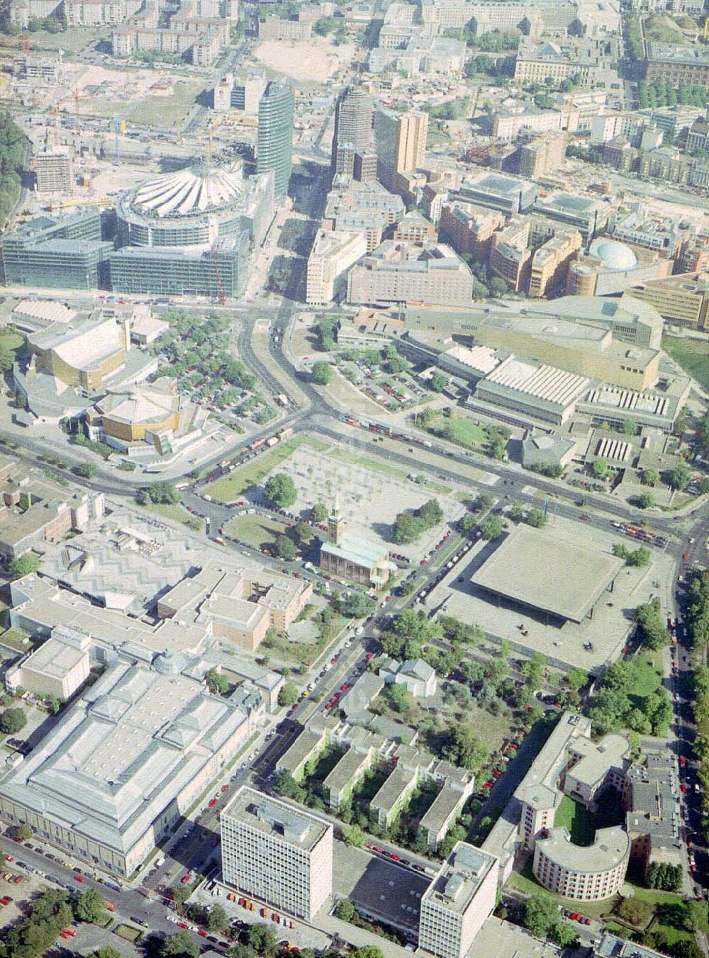 Berlin - Tiergarten from above - Kulturforum mit dem Musikinstrumentenmuseum,Kunstgewerbemuseum, Philharmonie,Staaliche Museen, St. Matthias Kirche, Staatsbibliothek, Neue Nationalgalerie und dem Wissenschaftszentrum (v.l.n.r.) in Berlin - Tiergarten.