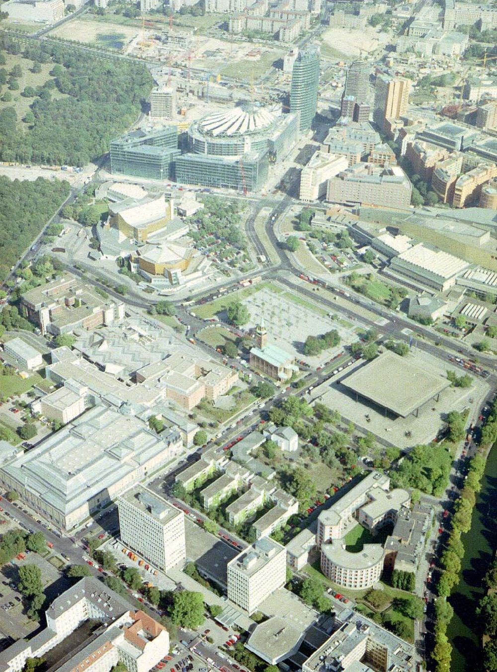 Berlin - Tiergarten from the bird's eye view: Kulturforum mit dem Musikinstrumentenmuseum,Kunstgewerbemuseum, Philharmonie,Staaliche Museen, St. Matthias Kirche, Staatsbibliothek, Neue Nationalgalerie und dem Wissenschaftszentrum (v.l.n.r.) in Berlin - Tiergarten.