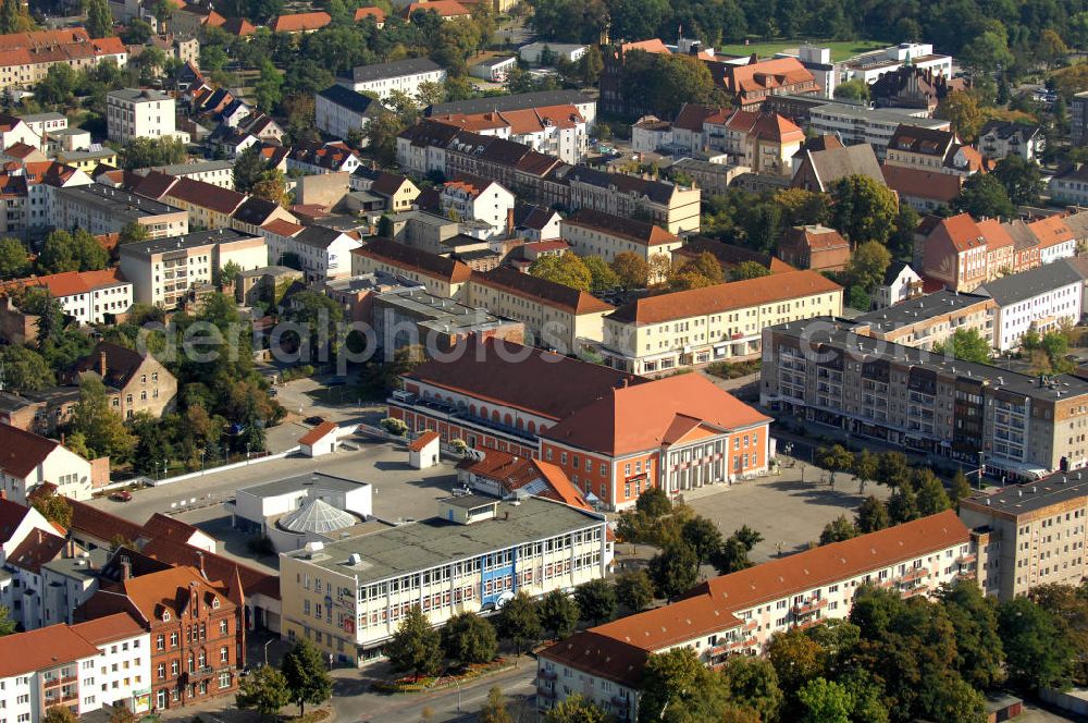 Aerial image Rathenow - Blick auf das Kulturzentrum am Märkischem Platz. 1958 wurde das Gebäude als Kreiskulturhaus eröffnet. Nach der Wende wurde das Gebäude bis 1998 hauptsächlich als Theater genutzt. Durch die Landesentwicklungsgesellschaft / LEG Brandenburg wurde Haus bis 2004 saniert und als Kulturzentrum wieder eröffnet. Neben dem Theater gibt es noch an dere Veranstltungsräume, ein Restaurant und das Optikindustriemuseum. Kontakt: Kulturzentrum Rathenow gGmbH, Märkischer Platz 3, 14712 Rathenow, Tel. +49(0)3385 5190-42, Fax -31, info@kulturzentrum-rathenow.de