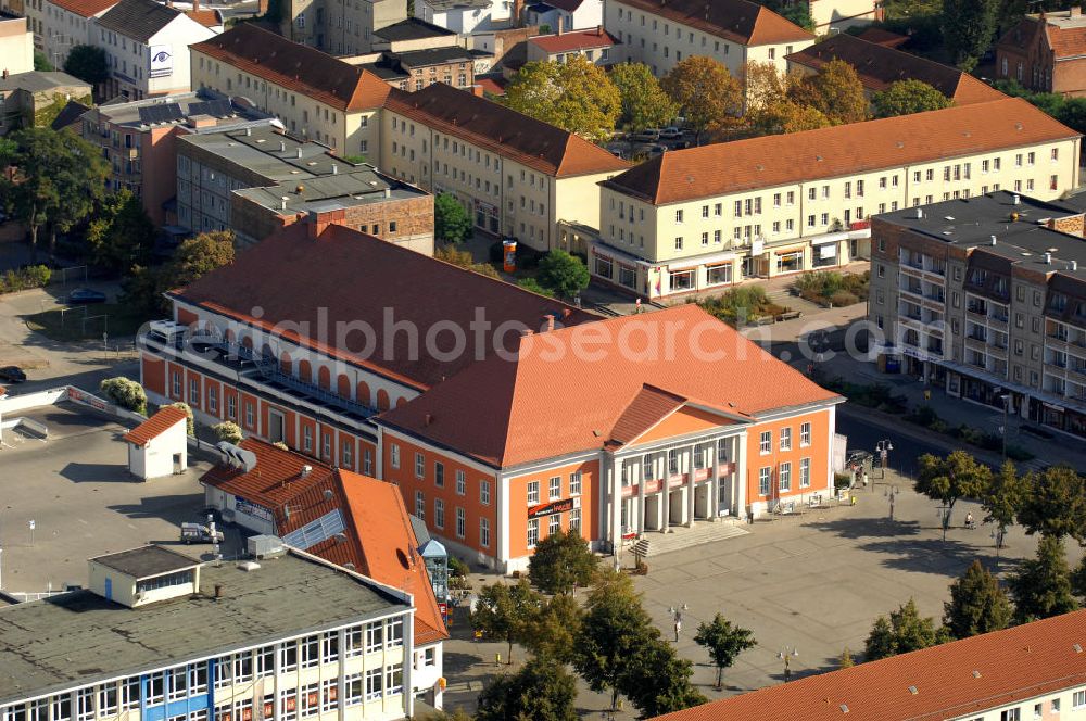 Rathenow from above - Blick auf das Kulturzentrum am Märkischem Platz. 1958 wurde das Gebäude als Kreiskulturhaus eröffnet. Nach der Wende wurde das Gebäude bis 1998 hauptsächlich als Theater genutzt. Durch die Landesentwicklungsgesellschaft / LEG Brandenburg wurde Haus bis 2004 saniert und als Kulturzentrum wieder eröffnet. Neben dem Theater gibt es noch an dere Veranstltungsräume, ein Restaurant und das Optikindustriemuseum. Kontakt: Kulturzentrum Rathenow gGmbH, Märkischer Platz 3, 14712 Rathenow, Tel. +49(0)3385 5190-42, Fax -31, info@kulturzentrum-rathenow.de