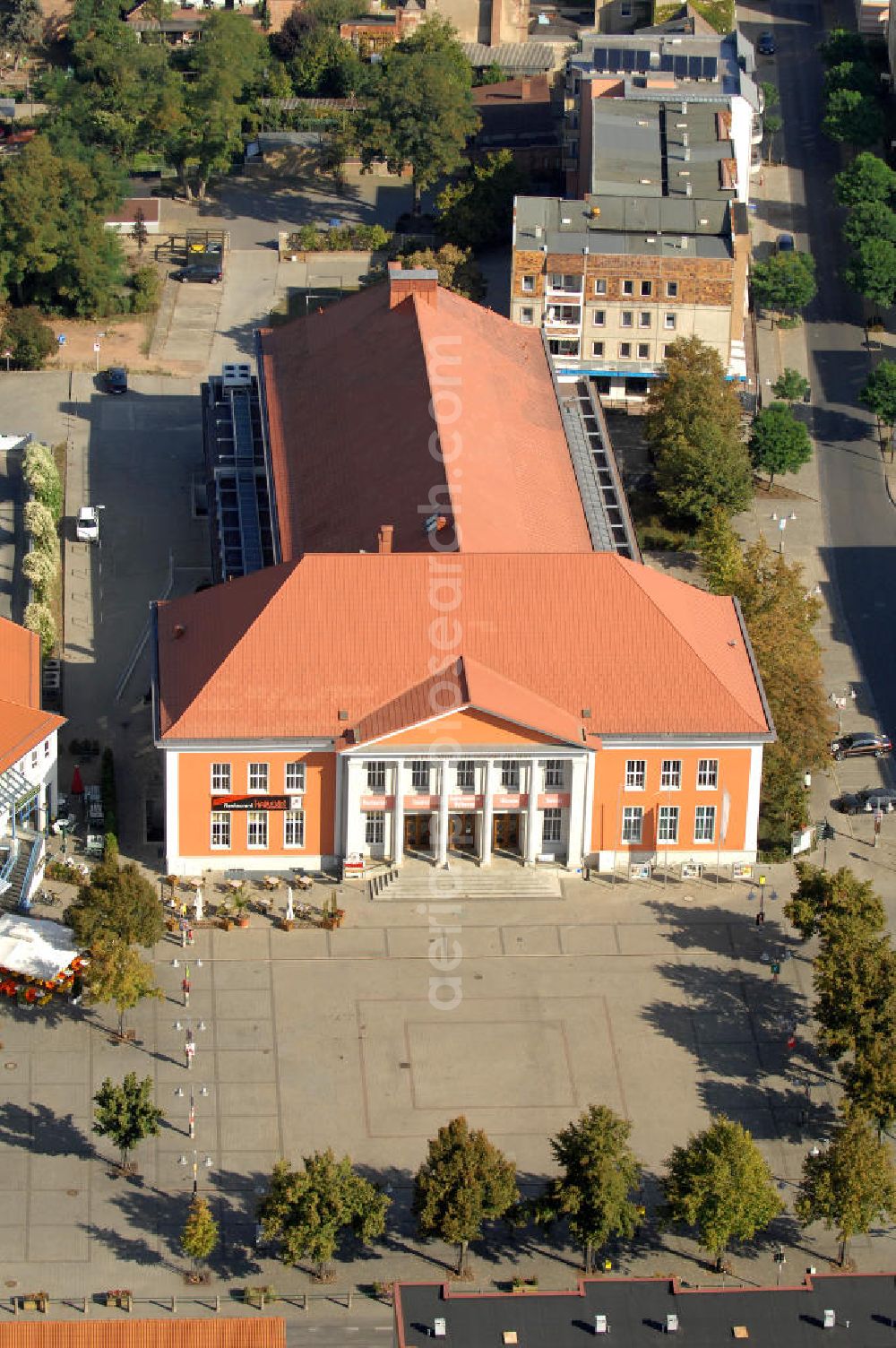 Rathenow from above - Blick auf das Kulturzentrum am Märkischem Platz. 1958 wurde das Gebäude als Kreiskulturhaus eröffnet. Nach der Wende wurde das Gebäude bis 1998 hauptsächlich als Theater genutzt. Durch die Landesentwicklungsgesellschaft / LEG Brandenburg wurde Haus bis 2004 saniert und als Kulturzentrum wieder eröffnet. Neben dem Theater gibt es noch an dere Veranstltungsräume, ein Restaurant und das Optikindustriemuseum. Kontakt: Kulturzentrum Rathenow gGmbH, Märkischer Platz 3, 14712 Rathenow, Tel. +49(0)3385 5190-42, Fax -31, info@kulturzentrum-rathenow.de