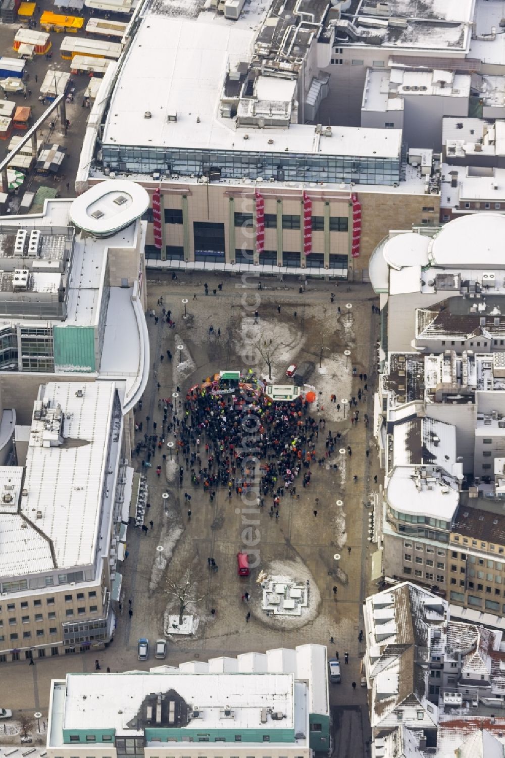 Aerial photograph Dortmund - Demonstration against the closure newspaper and newspaper closures in connection with the closing of the Westphalian Rundschau in the Old Market in Dortmund in North Rhine-Westphalia