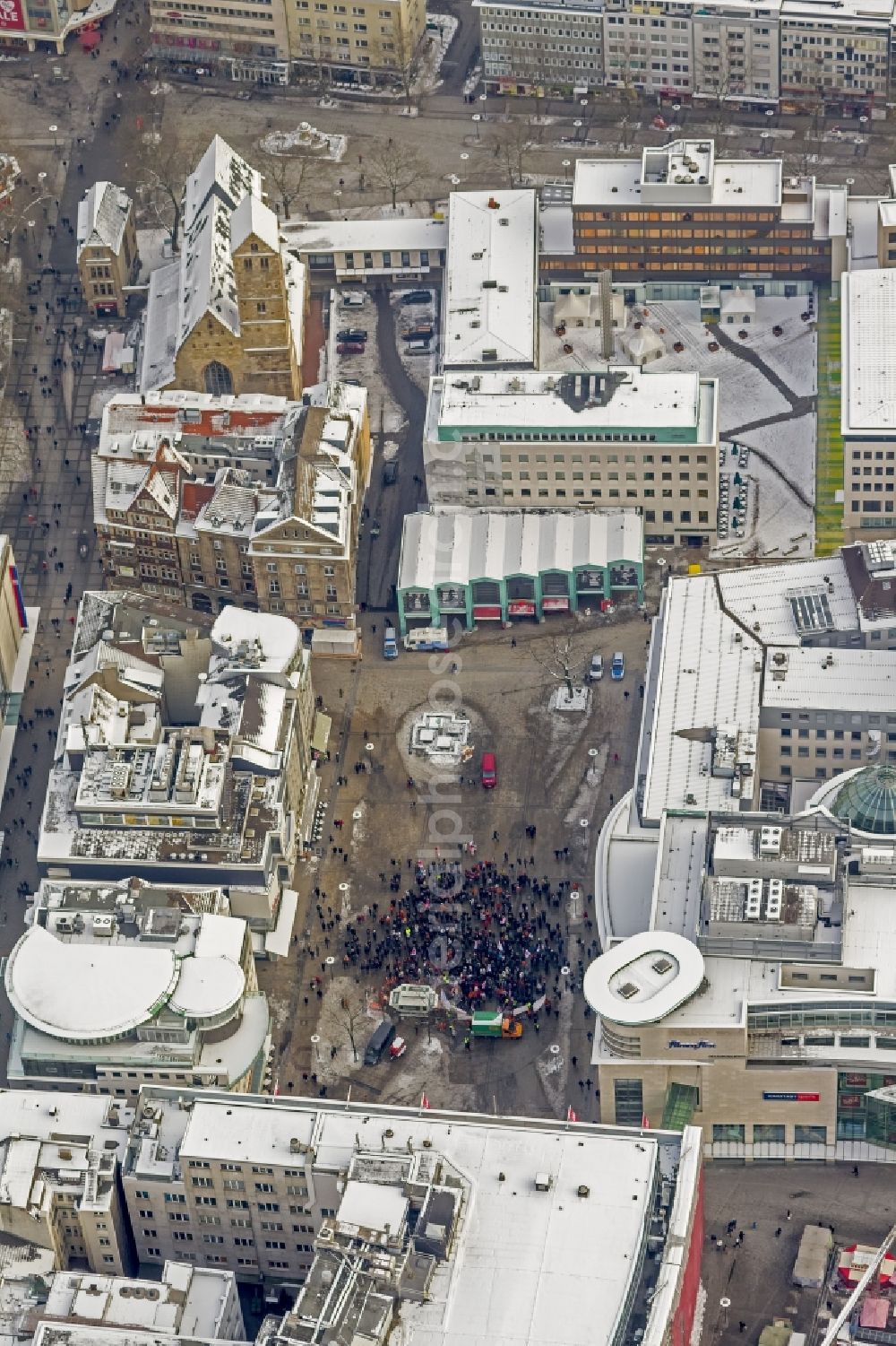 Dortmund from the bird's eye view: Demonstration against the closure newspaper and newspaper closures in connection with the closing of the Westphalian Rundschau in the Old Market in Dortmund in North Rhine-Westphalia