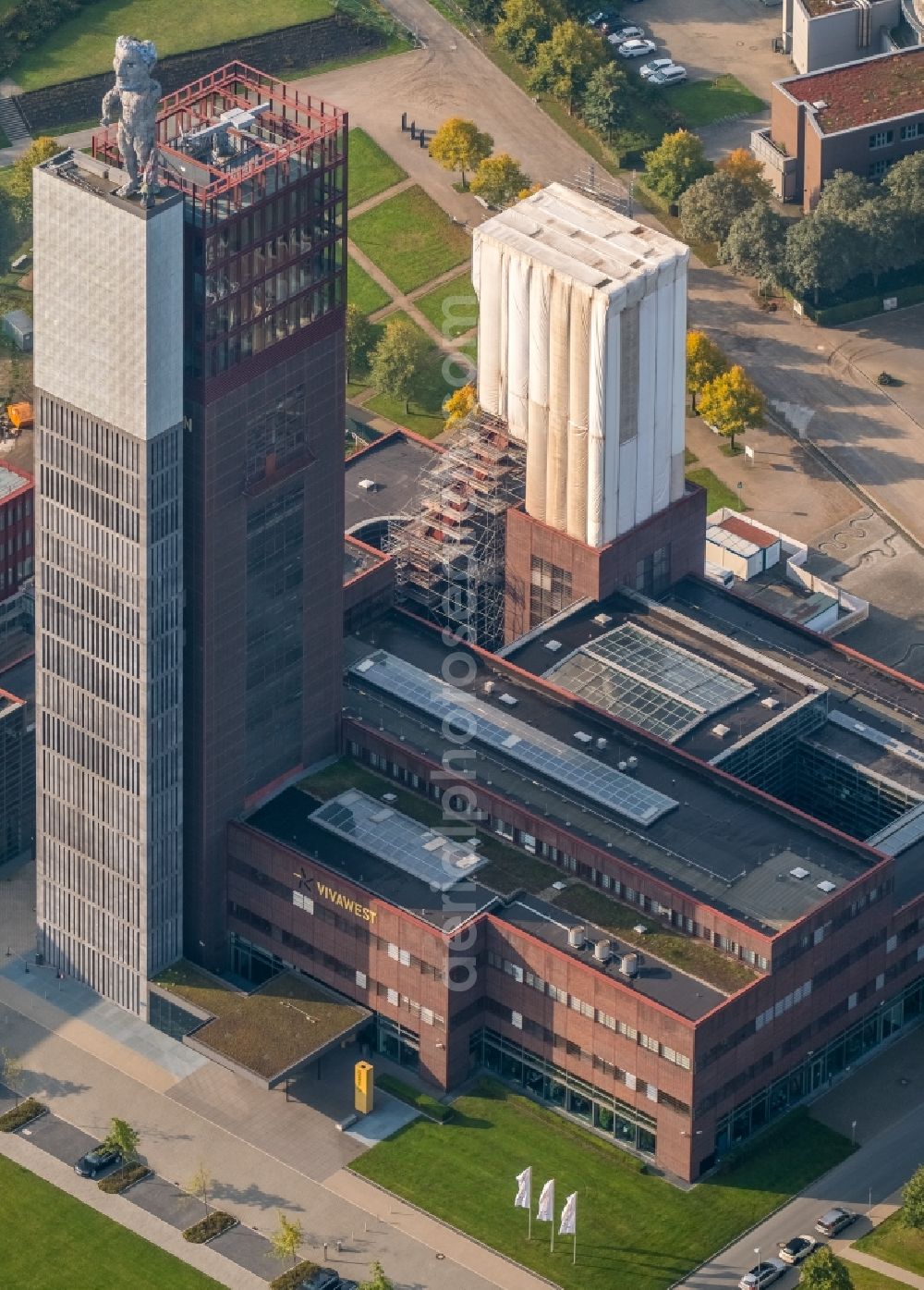 Aerial image Gelsenkirchen - HERCULES OF GELSENKIRCHEN on the observation tower on the Office building of the administrative and business center of Vivawest Wohnen GmbH, headquartered in Nordsternpark on the former Nordstern colliery in Gelsenkirchen in North Rhine-Westphalia