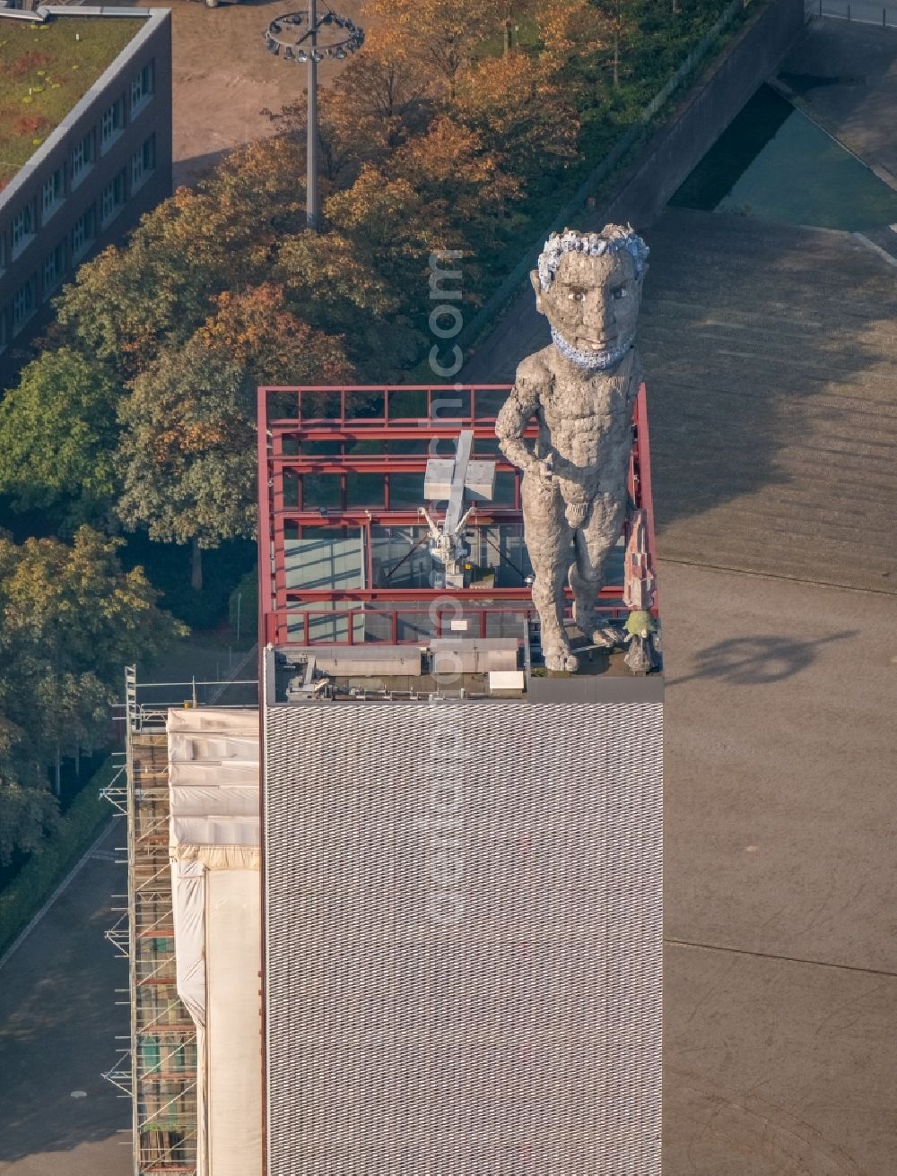 Gelsenkirchen from the bird's eye view: HERCULES OF GELSENKIRCHEN on the observation tower on the Office building of the administrative and business center of Vivawest Wohnen GmbH, headquartered in Nordsternpark on the former Nordstern colliery in Gelsenkirchen in North Rhine-Westphalia