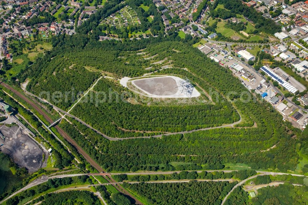 Aerial photograph Bottrop - Outdoor art- installation Haldenereignis Emscherblick - Tetraeder in Bottrop in the state North Rhine-Westphalia