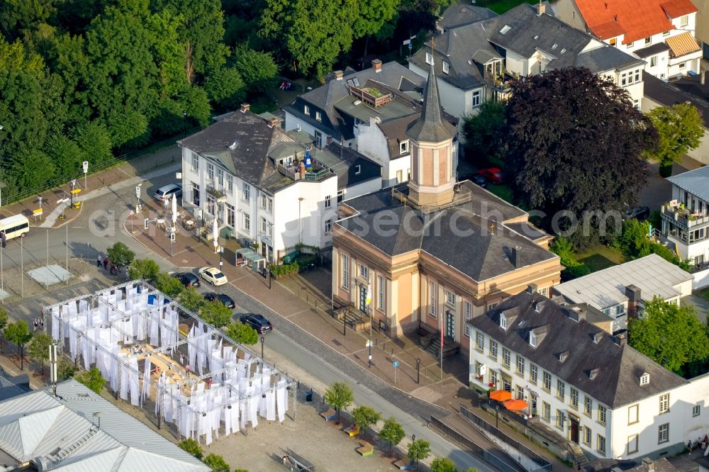 Aerial photograph Arnsberg - Outdoor art- installation of the Internationaler Kunstsommer Arnsberg 2015 at the Neumarkt towards the Auferstehungskirche in Arnsberg in the state North Rhine-Westphalia