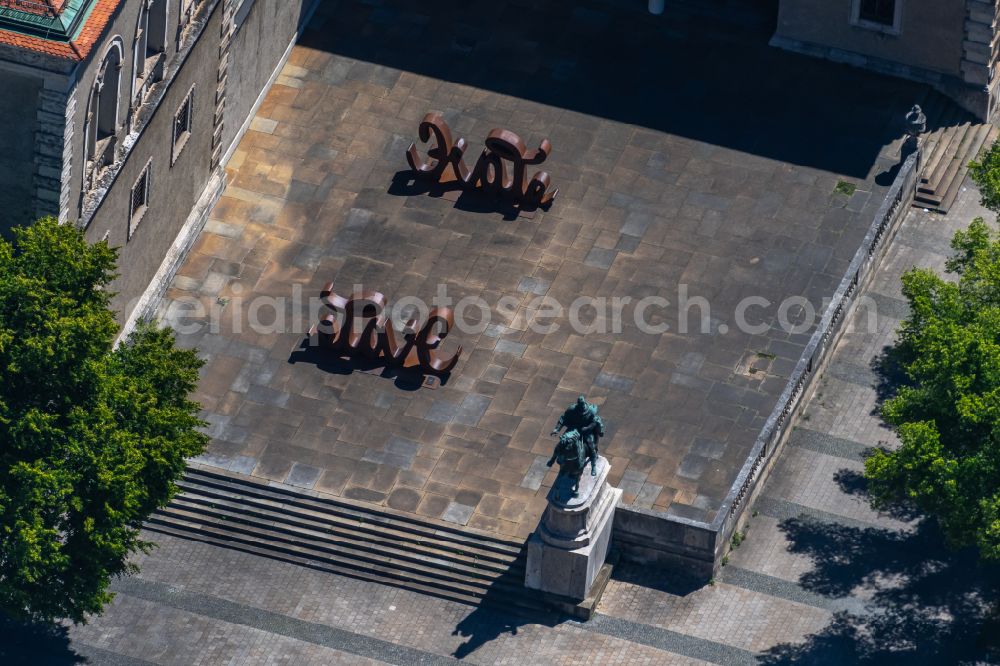 München from the bird's eye view: Outdoor art- installation Love-Hate Skulptur in Munich in the state Bavaria, Germany