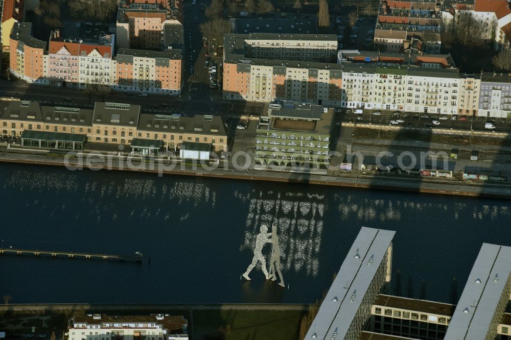 Berlin from above - Outdoor art- installation Molecule Man am Ufer des Flussverlaufes der Spree An den Treptowers in Berlin in Germany