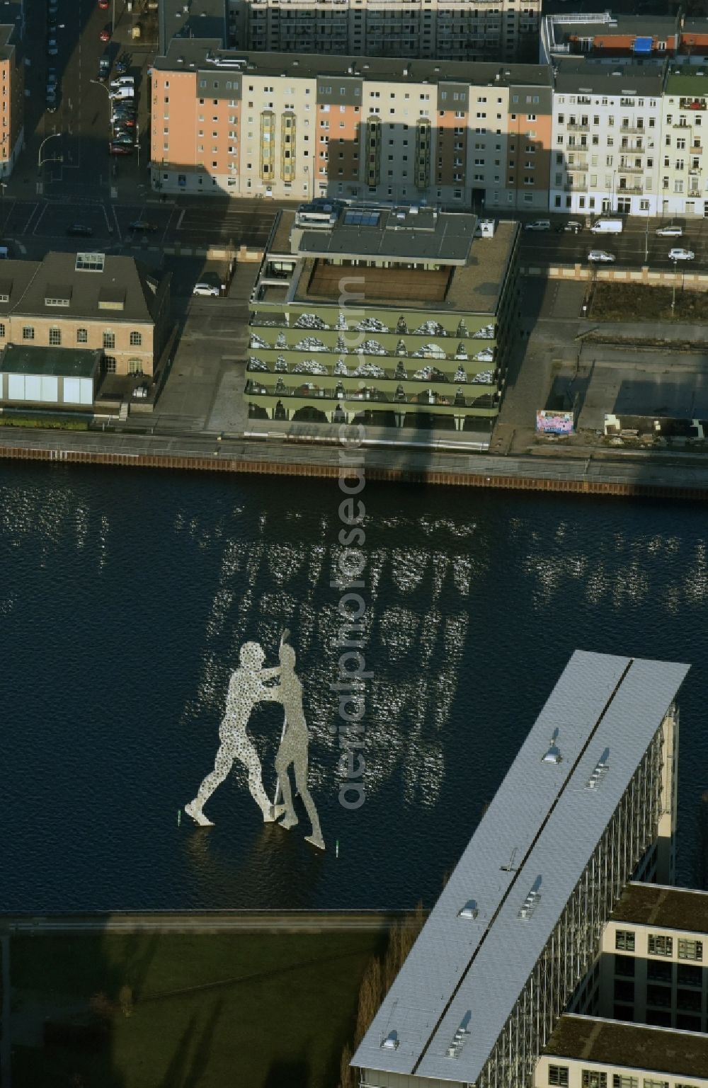 Aerial image Berlin - Outdoor art- installation Molecule Man am Ufer des Flussverlaufes der Spree An den Treptowers in Berlin in Germany