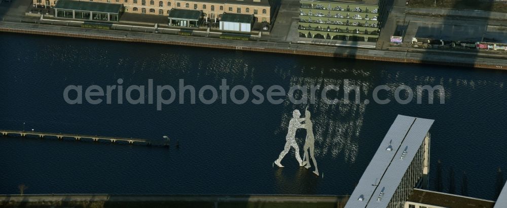 Aerial photograph Berlin - Outdoor art- installation Molecule Man am Ufer des Flussverlaufes der Spree An den Treptowers in Berlin in Germany