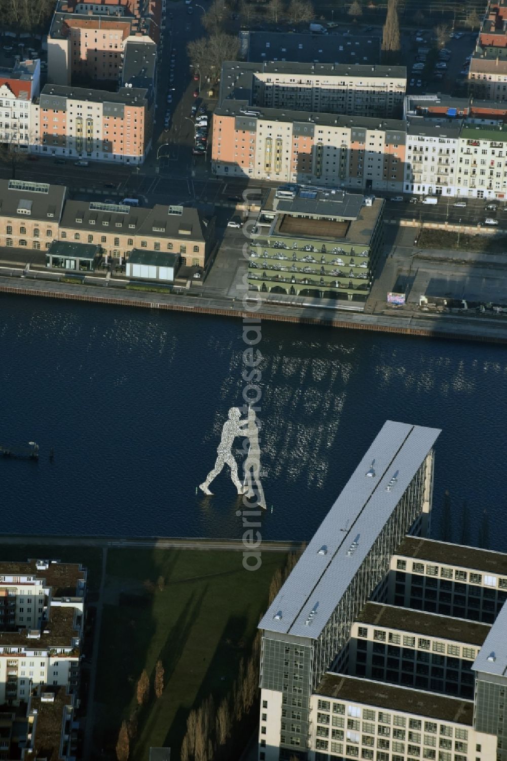 Berlin from above - Outdoor art- installation Molecule Man am Ufer des Flussverlaufes der Spree An den Treptowers in Berlin in Germany