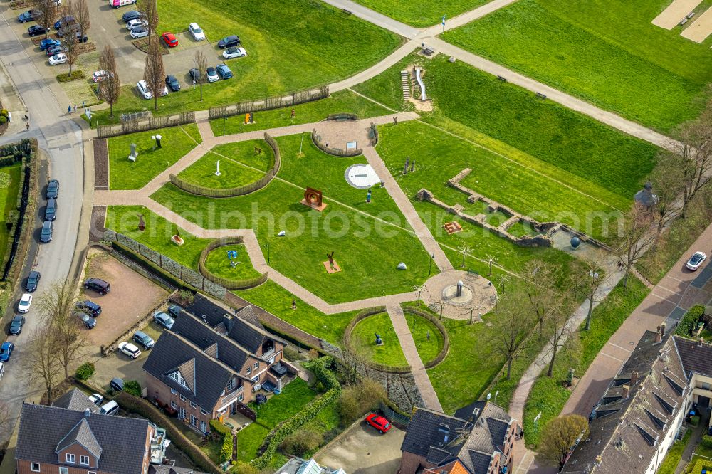 Rees from the bird's eye view: Art installations in the sculpture park on the street Am Baer in Rees in the state North Rhine-Westphalia, Germany