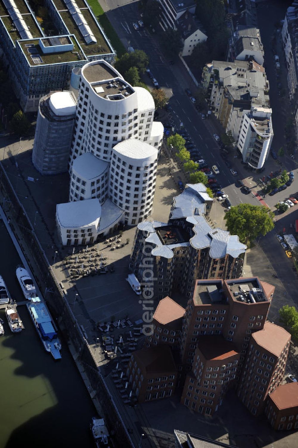 Aerial photograph Düsseldorf - Sicht auf das Kunst- und Medienzentrum Rheinhafen an der Hammer Straße / Stromstraße in Düsseldorf im Stadtbezirk 03. Das Gebäudeensemble ist auch unter den Namen Gehry-Bauten und Neuer Zollhof bekannt. View on the art and media center Kunst- und Medienzentrum Rheinhafen at the Hammer Strasse / Stromstraße in Düsseldorf-Stadtbezirk 03. The building ensemble is also known as Gehry-Bauten and Neuer Zollhof.