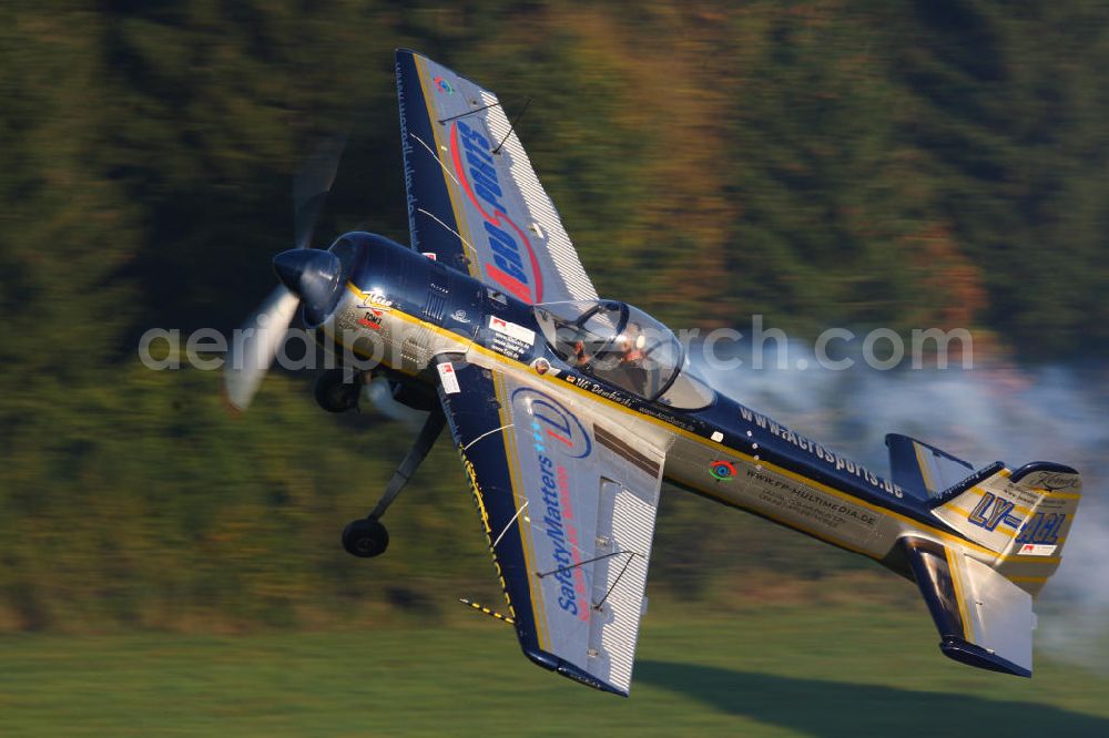 Aerial photograph Bad Ditzenbach - Kunstflug-Pilot Uli Dembinski fliegt sein Flugzeug vom Typ Jakowlew Jak-55 auf dem Flugplatz Bad Dietzenbach EDPB umgangssprachlich das Berneck in Baden-Württemberg. Acrobatic flight Pilot Uli Dembinski flies over the Bad Dietzenbach airfield in Baden-Wuerttemberg.