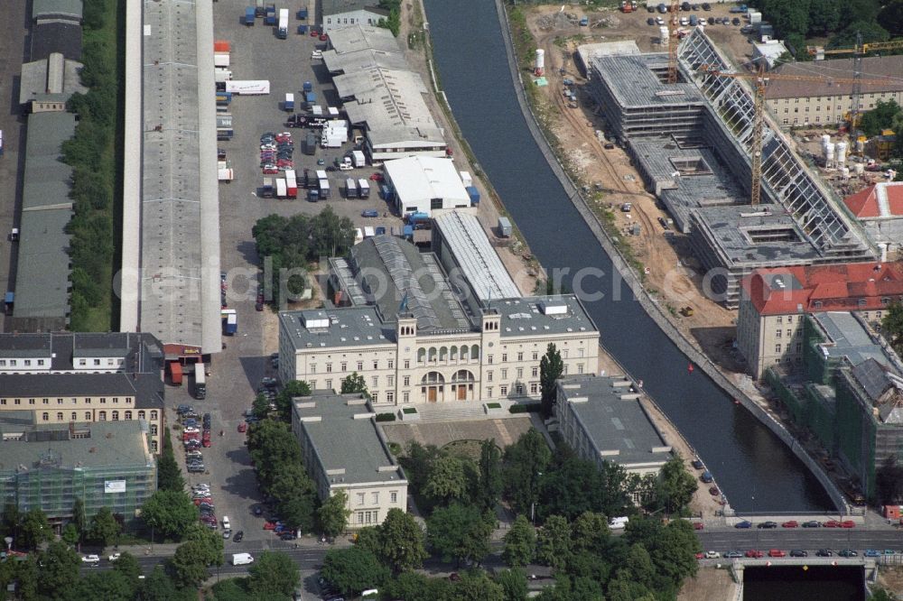 Aerial photograph Berlin Mitte - Kunsthalle exhibition hall Hamburger Bahnhof on the River Spree in Berlin - Mitte