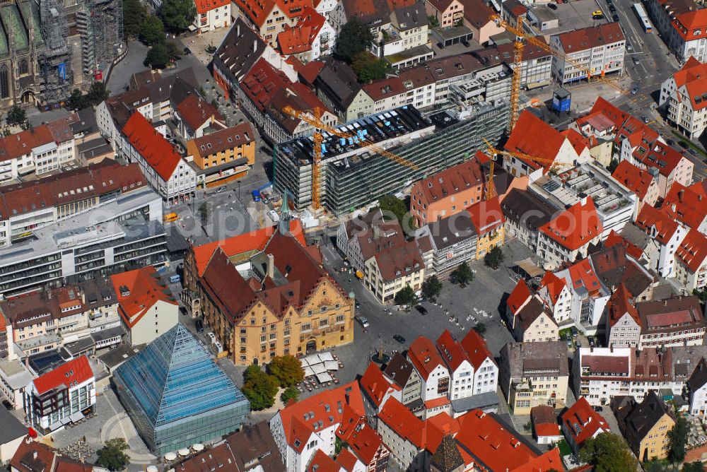 Ulm from above - Blick auf den Neubau der Kunsthalle Weishaupt in Ulm. Die Kunsthalle Weishaupt in Ulm beherbergt eine Sammlung moderner Kunst in Baden-Württemberg. Die Eröffnung des Gebäudes erfolgte nach Abschluss der Arbeiten zum Aufbau der Ausstellung am 24. November 2007 durch den baden-württembergischen Ministerpräsidenten Günther Oettinger. Bauherr und Finanzier dieses Wolfgang Gerberen Kunstausstellungsbaues ist der Unternehmer und Mäzen Siegfried Weishaupt. Die Kunsthalle Weishaupt entstand für 10 Millionen Euro von 2005 bis 2007 im Rahmen einer Neubebauung unter der Bezeichnung „Ulm Neue Mitte“ am Hans-und-Sophie-Scholl-Platz. Kontakt: Kunsthalle Weishaupt, Hans-und-Sophie-Scholl-Platz 1, 89073 Ulm, Tel.: 0731-1614360, E-Mail: info@kunsthalle-weishaupt.de. Im Vordergrund des Bildes ist die neue Stadtbibliothek zu sehen. Kontakt: Stadtbibliothek,Vestgasse 1, 89073 Ulm, Tel.: 0731/161-4144. Dazwischen, unweit des Münsters, liegt das Ulmer Rathaus, unschwer an seiner opulenten Außenbemalung aus der Frührenaissance zu erkennen. Der älteste Teil des heutigen Gebäudes, der südöstliche Hauptbau, entstand 1370 als neues Kaufhaus. 1419 wird es erstmals als Rathaus bezeichnet. Kontakt: Rathaus Ulm, Neue Strasse, 89073 Ulm, Tel.: 0731-1610