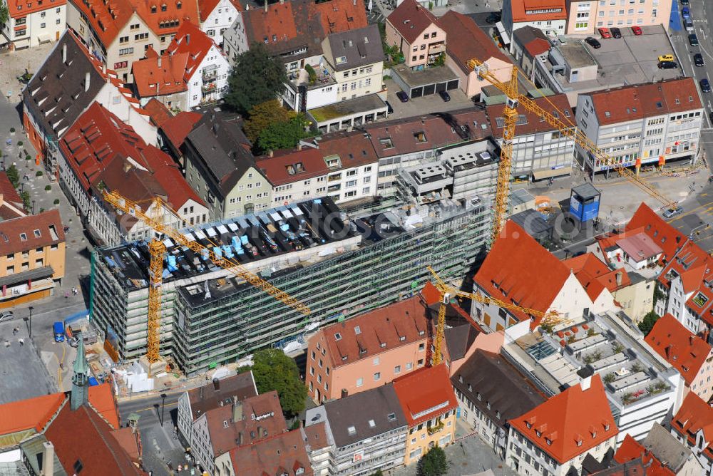 Ulm from the bird's eye view: Blick auf den Neubau der Kunsthalle Weishaupt in Ulm. Die Kunsthalle Weishaupt in Ulm beherbergt eine Sammlung moderner Kunst in Baden-Württemberg. Die Eröffnung des Gebäudes erfolgte nach Abschluss der Arbeiten zum Aufbau der Ausstellung am 24. November 2007 durch den baden-württembergischen Ministerpräsidenten Günther Oettinger. Bauherr und Finanzier dieses Wolfgang Gerberen Kunstausstellungsbaues ist der Unternehmer und Mäzen Siegfried Weishaupt. Die Kunsthalle Weishaupt entstand für 10 Millionen Euro von 2005 bis 2007 im Rahmen einer Neubebauung unter der Bezeichnung „Ulm Neue Mitte“ am Hans-und-Sophie-Scholl-Platz. Kontakt: Kunsthalle Weishaupt, Hans-und-Sophie-Scholl-Platz 1, 89073 Ulm, Tel.: 0731-1614360, E-Mail: info@kunsthalle-weishaupt.de