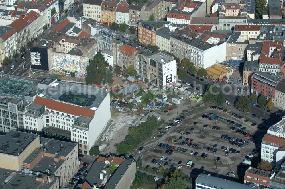 Aerial photograph Berlin - Blick auf das Kunsthaus Tacheles. Die Kunstruine ist ein Architekturdenkmal und selbstbestimmtes kollektives Experiment, es dient als Produktions- und Präsentationsraum für aktuelle Kunst und als Veranstaltungsort. Im Inneren befinden sich Gallerien, Ateliers und Studios und Theaterbühnen sowie Räume für Musikveranstaltungen. Zum Kunsthaus gehört auch ein Verlag. Eigentümer des Komplexes ist die Fundus-Gruppe von Anno August Jagdfeld.