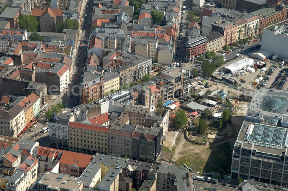 Berlin from above - Blick über die Friedrichstraße auf Wohnhäuser an der Lienenstraße bzw. Auguststraße Ecke Oranienburger Straße mit dem Kunsthaus / Kunstruine Tacheles. View over the street Friedrichstraße of residential houses at the streets Linienstrasse and Auguststrasse / Oranienburger Strasse with the arthouse Techeles.