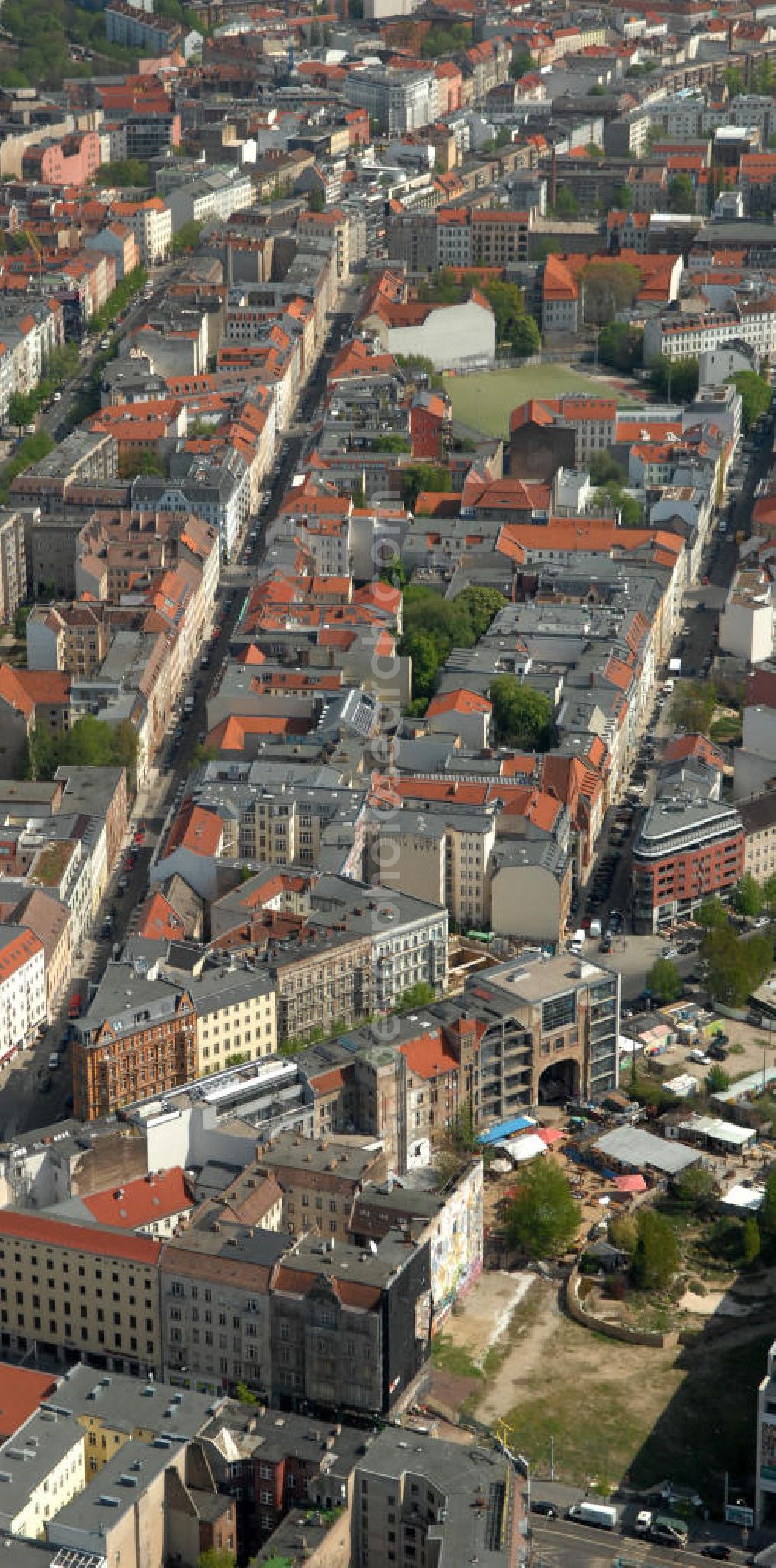 Berlin from the bird's eye view: Blick über die Friedrichstraße auf Wohnhäuser an der Lienenstraße bzw. Auguststraße Ecke Oranienburger Straße mit dem Kunsthaus / Kunstruine Tacheles. View over the street Friedrichstraße of residential houses at the streets Linienstrasse and Auguststrasse / Oranienburger Strasse with the arthouse Techeles.