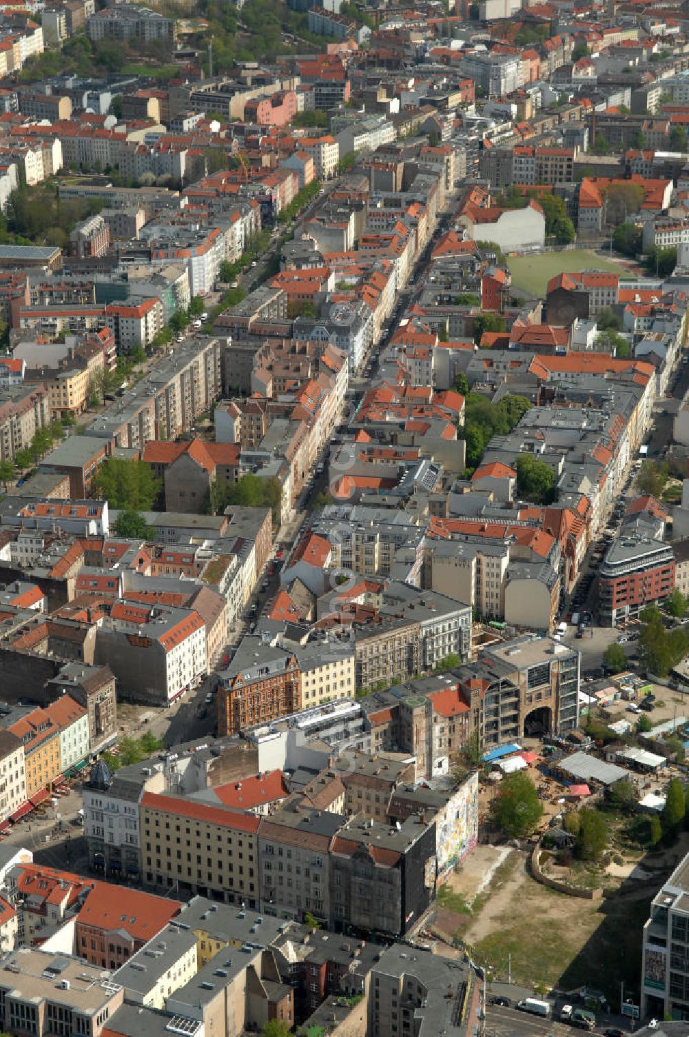 Aerial image Berlin - Blick über die Friedrichstraße auf Wohnhäuser an der Lienenstraße bzw. Auguststraße Ecke Oranienburger Straße mit dem Kunsthaus / Kunstruine Tacheles. View over the street Friedrichstraße of residential houses at the streets Linienstrasse and Auguststrasse / Oranienburger Strasse with the arthouse Techeles.