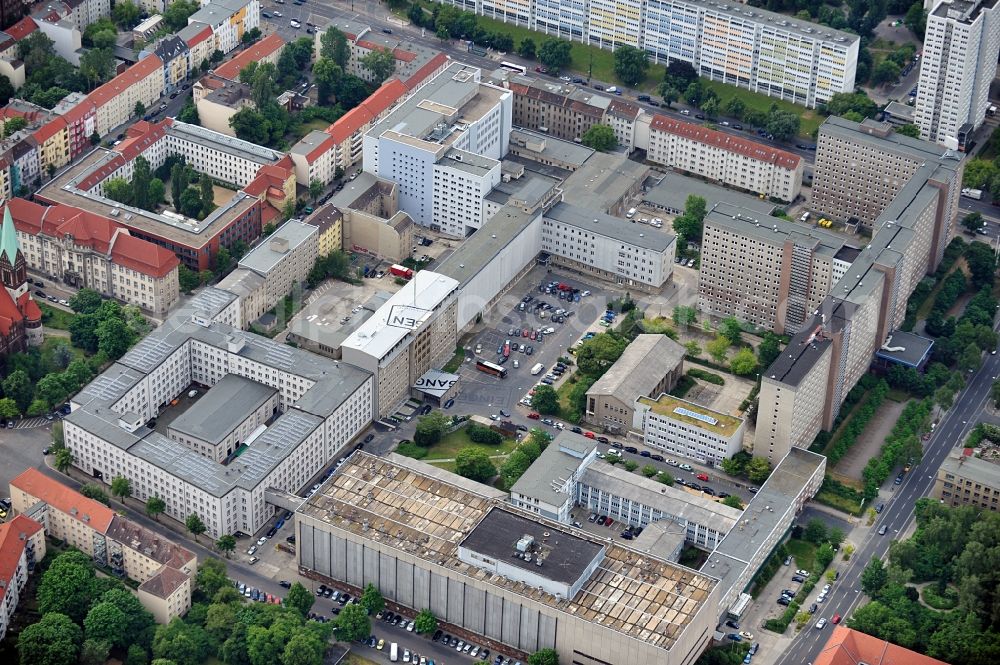 Aerial image Berlin - Top view of an art project on the roof and the forecourt of the Stasi Museum on Rusch St. between Normannen St. and Frankfurter Allee