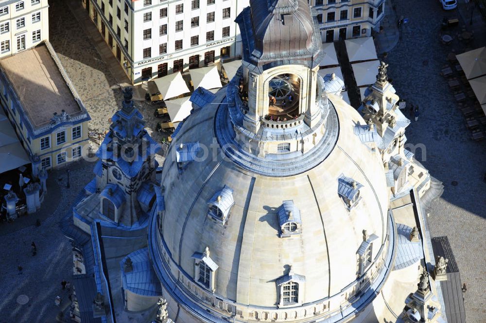 Aerial photograph Dresden - Blick auf die Kuppel der wiederhergestellte Dresdner Frauenkirche, der evangelisch-lutherische Kirche des Barocks und der prägende Monumentalbau des Dresdner Neumarkt. View of the restored Frauenkirche in Dresden, the Evangelical-Lutheran Church of the Baroque and monumental building on the Neumarkt.