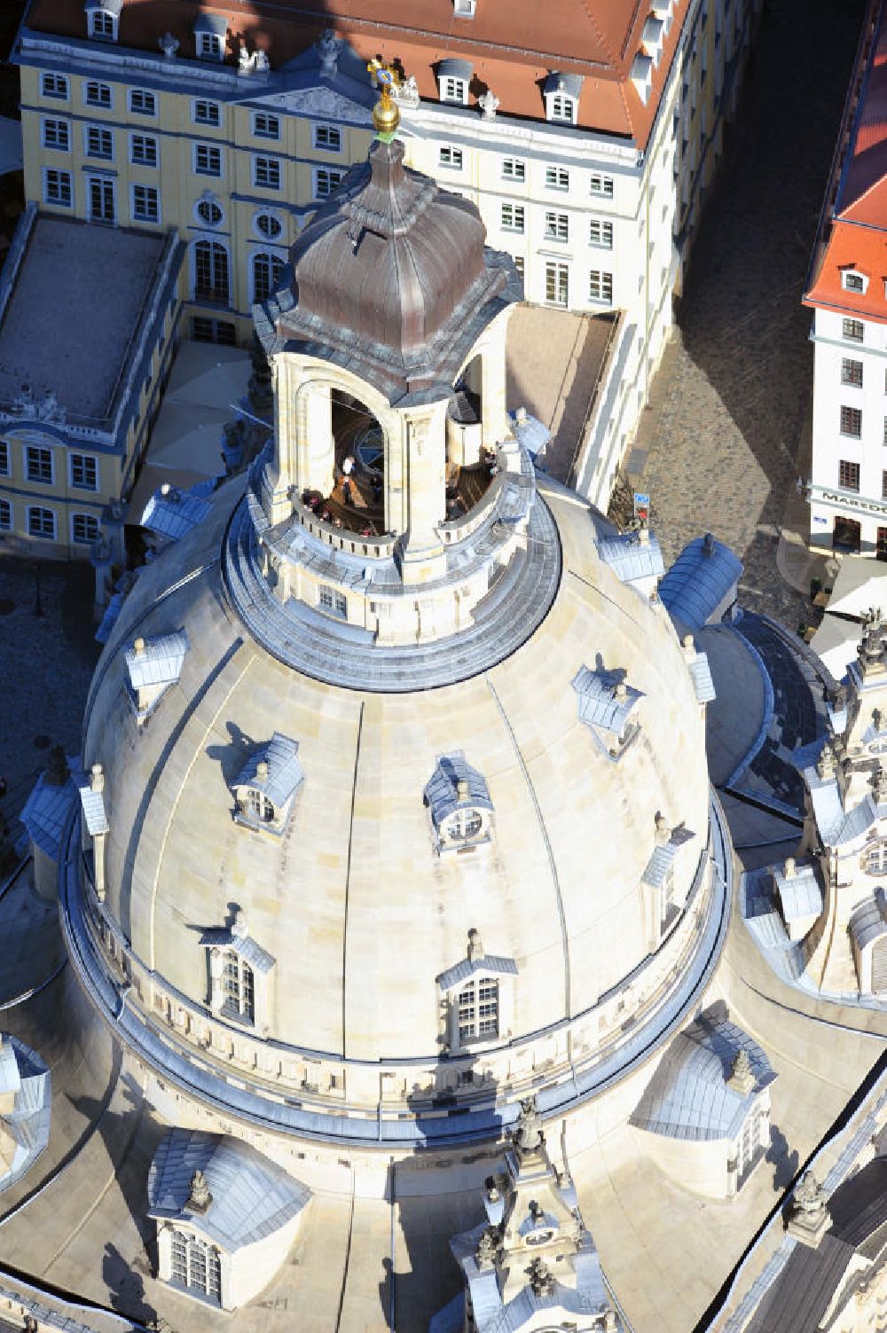 Dresden from the bird's eye view: Blick auf die Kuppel der wiederhergestellte Dresdner Frauenkirche, der evangelisch-lutherische Kirche des Barocks und der prägende Monumentalbau des Dresdner Neumarkt. View of the restored Frauenkirche in Dresden, the Evangelical-Lutheran Church of the Baroque and monumental building on the Neumarkt.