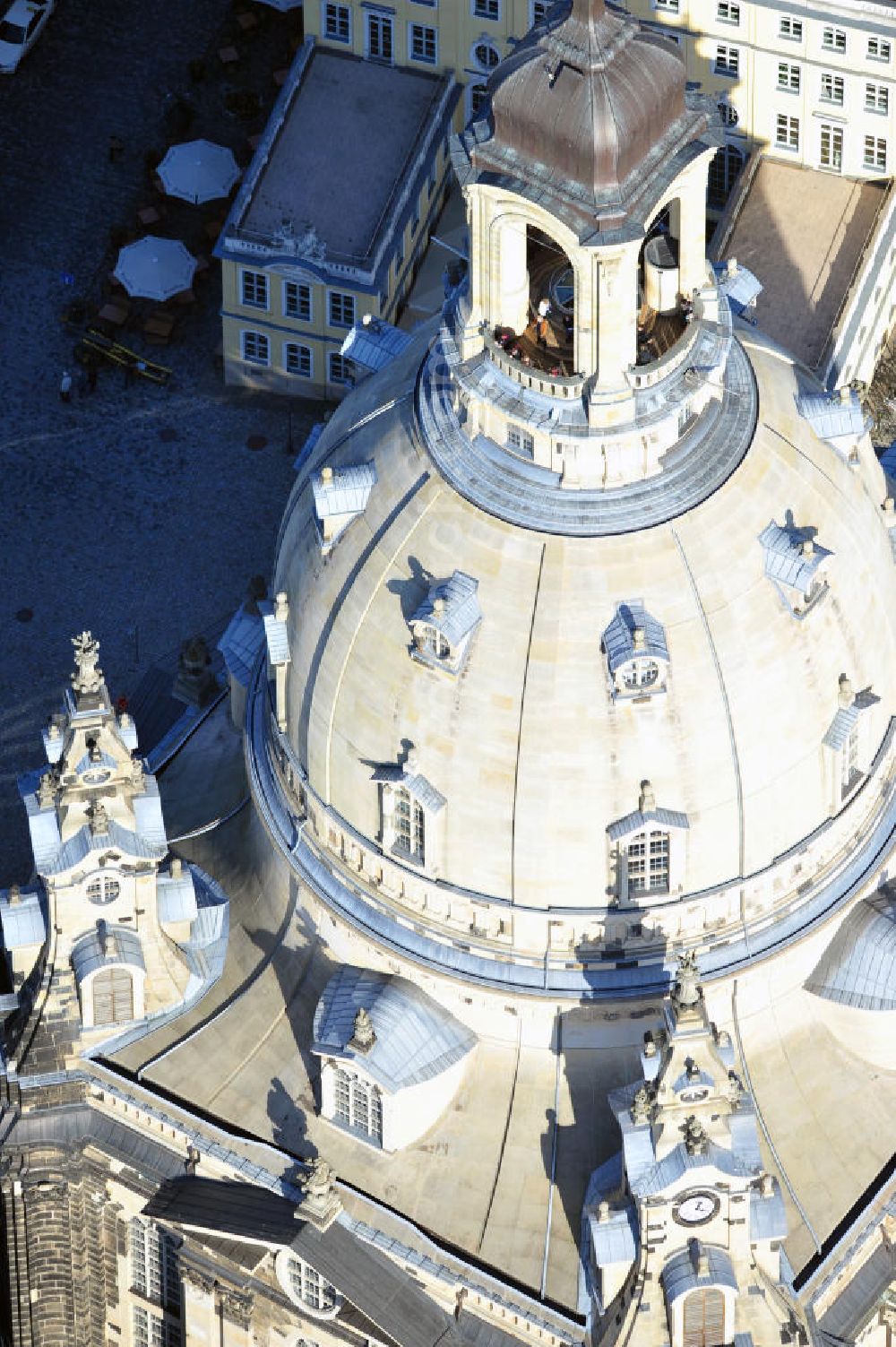 Aerial image Dresden - Blick auf die Kuppel der wiederhergestellte Dresdner Frauenkirche, der evangelisch-lutherische Kirche des Barocks und der prägende Monumentalbau des Dresdner Neumarkt. View of the restored Frauenkirche in Dresden, the Evangelical-Lutheran Church of the Baroque and monumental building on the Neumarkt.