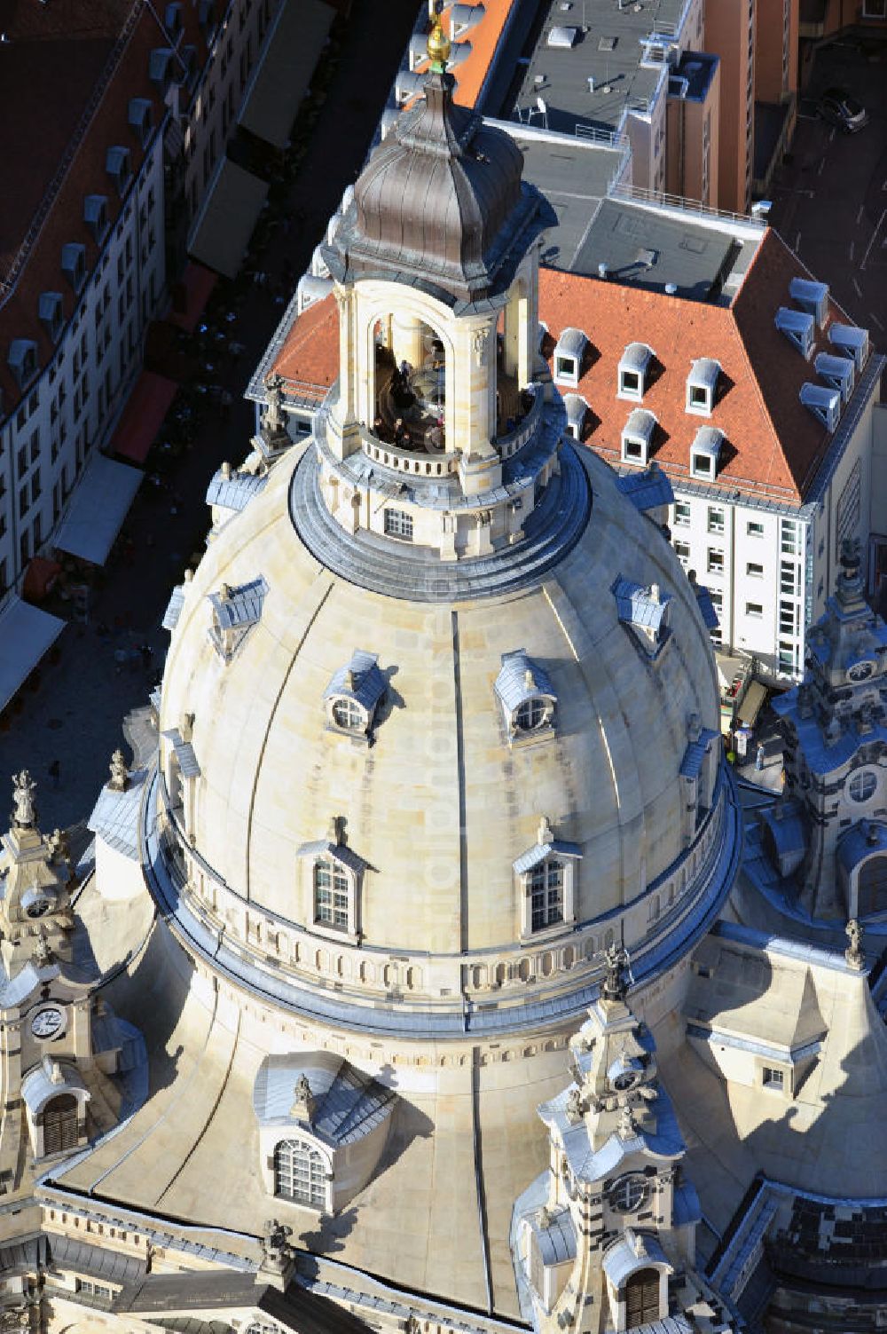 Dresden from the bird's eye view: Blick auf die Kuppel der wiederhergestellte Dresdner Frauenkirche, der evangelisch-lutherische Kirche des Barocks und der prägende Monumentalbau des Dresdner Neumarkt. View of the restored Frauenkirche in Dresden, the Evangelical-Lutheran Church of the Baroque and monumental building on the Neumarkt.